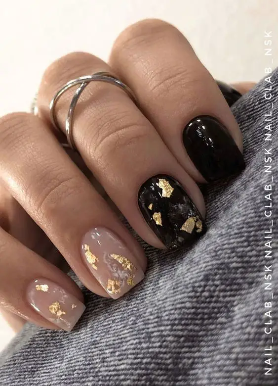 tipos de folha de ouro decorando unhas em gel