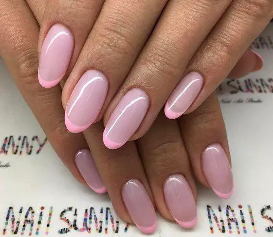 unhas de gel com esmaltação simples rosa