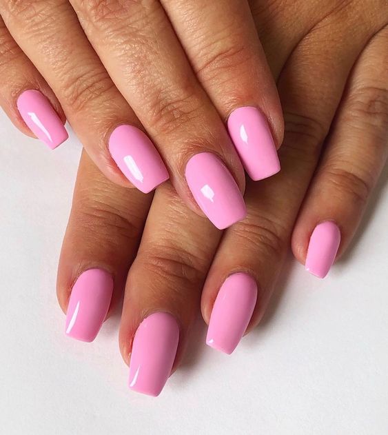 unhas de gel pintadas com rosa chiclete simples