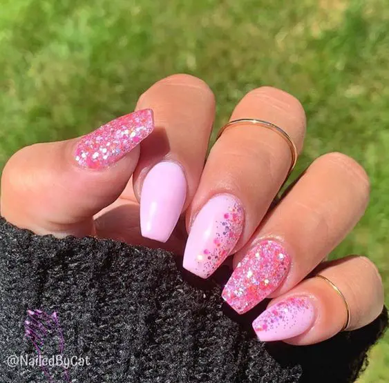 modelo de unha em gel monocromática rosa