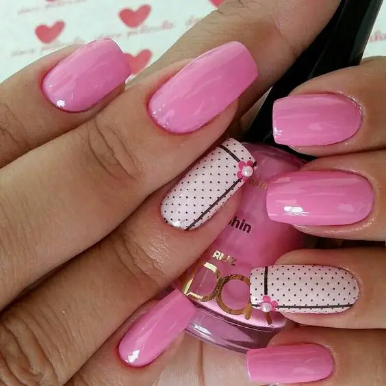 unha de gel delicada rosa com filha única decorada