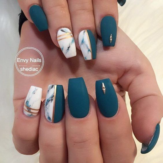 lindas unhas de gel marmorizadas na cor verde e branco