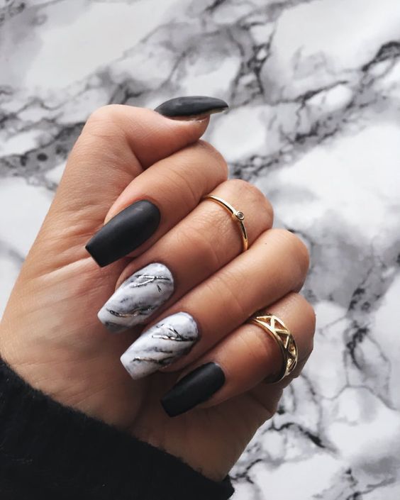 unhas de gel marmorizadas com fundo preto e branco