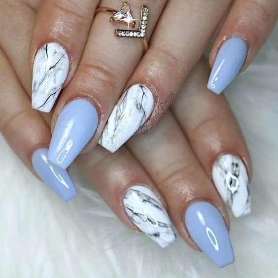 unhas azuis decoradas com imitação de mármore branco