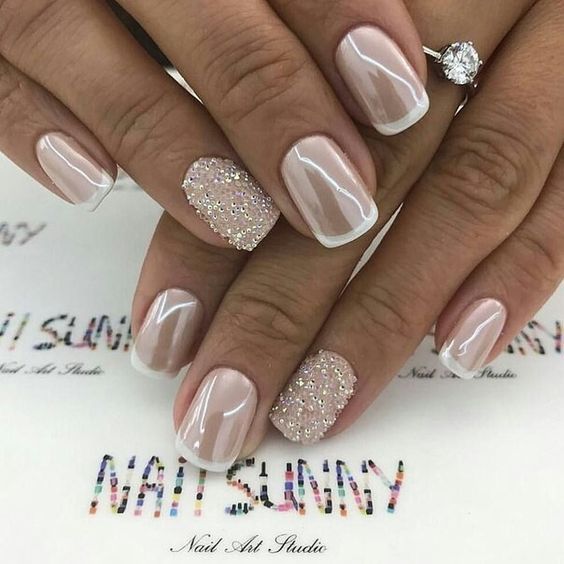 lindas unhas de gel com decorações de caviar branco perolado