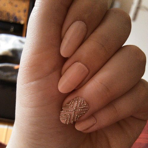 unhas nude com pequenas pedras nude