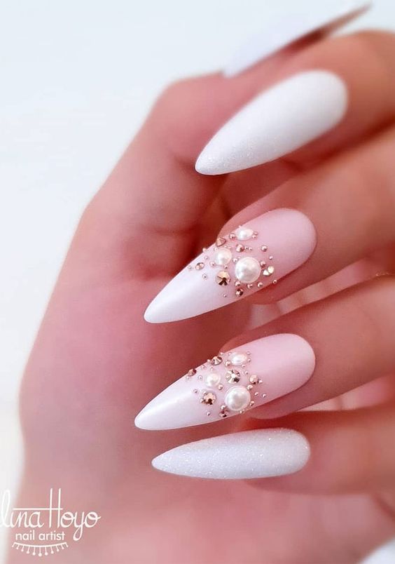 unhas de gel de noiva com decorações de pequenas pedras