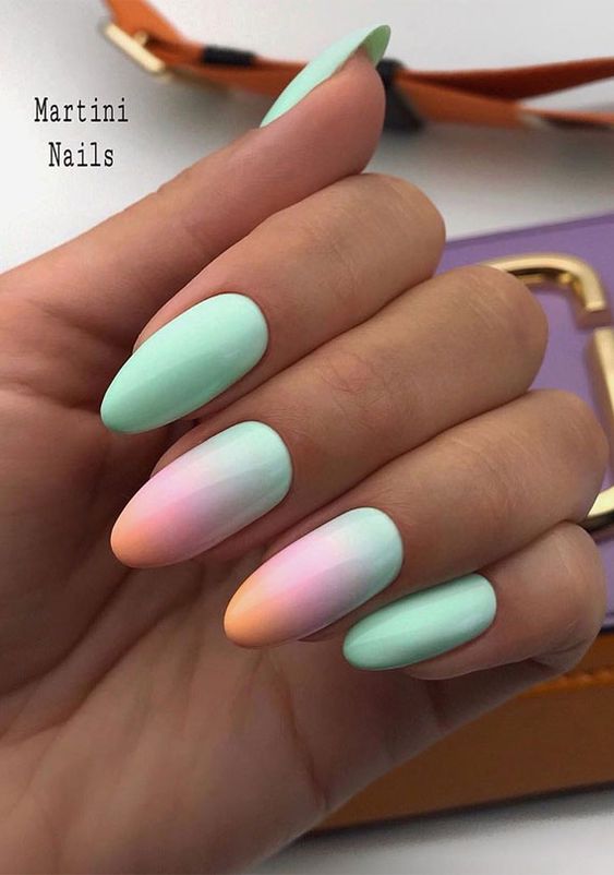 unhas lindas em gel com efeito degrade colorido nas cores verde rosa e laranja