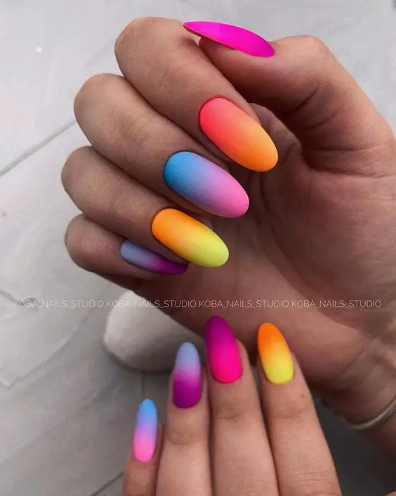 unhas em gel com degrade em cores neon