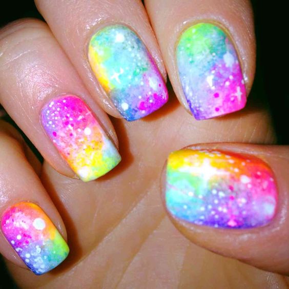 unhas perfeitas e coloridas com estrelas brilhantes