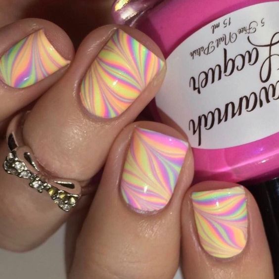 tendência tie-dye em unhas simples e bonitas