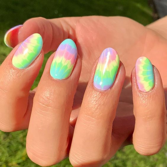 unhas tie-dye estilo arco-íris