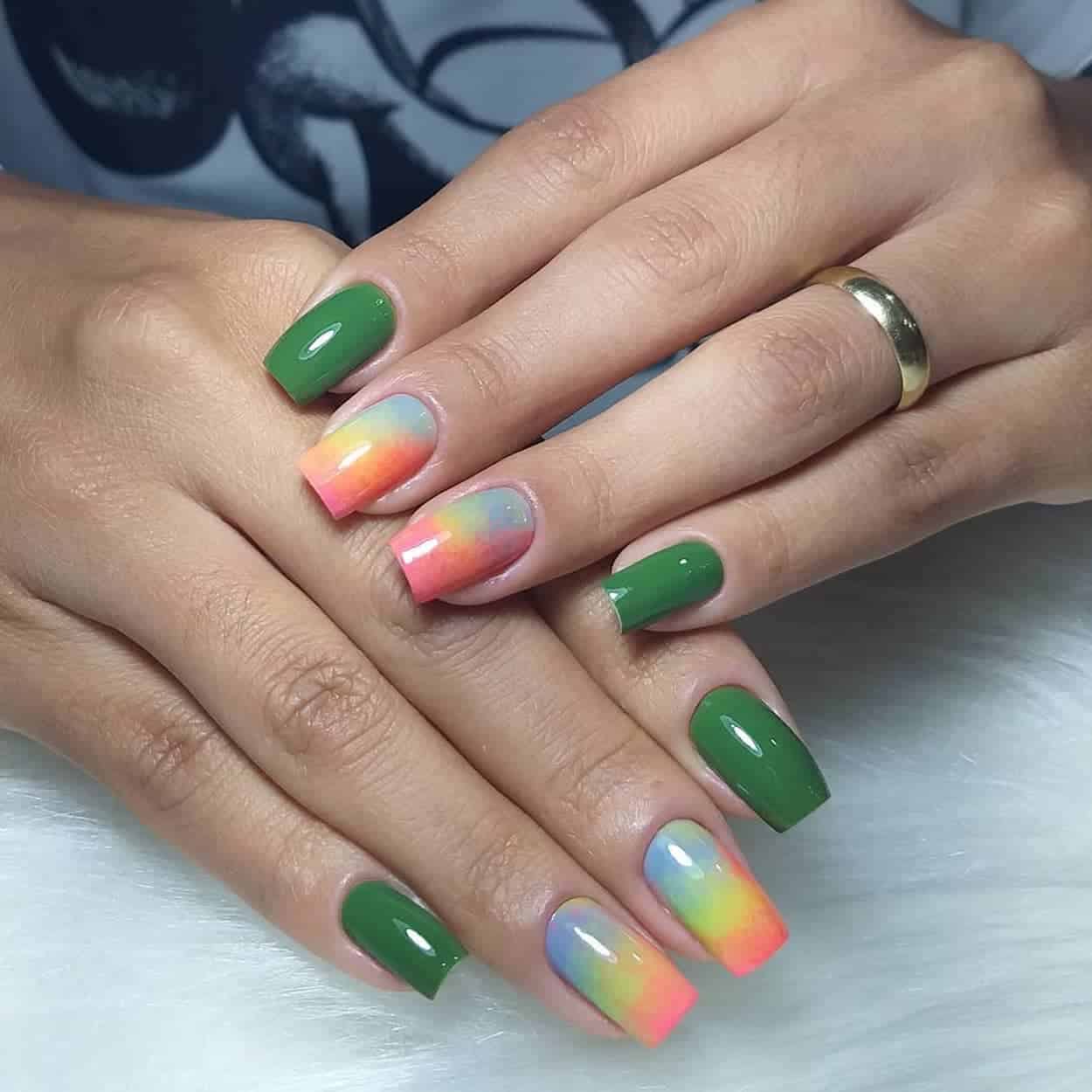 decoração tie-dye em duas unhas da mão