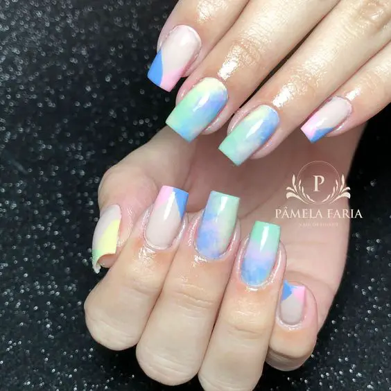 exemplo de unhas tie-dye com aquarela