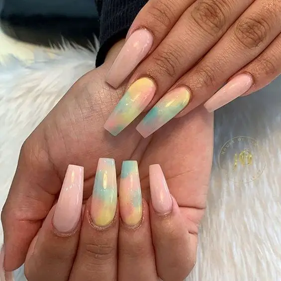 decoração tie-dye em duas unhas das mãos