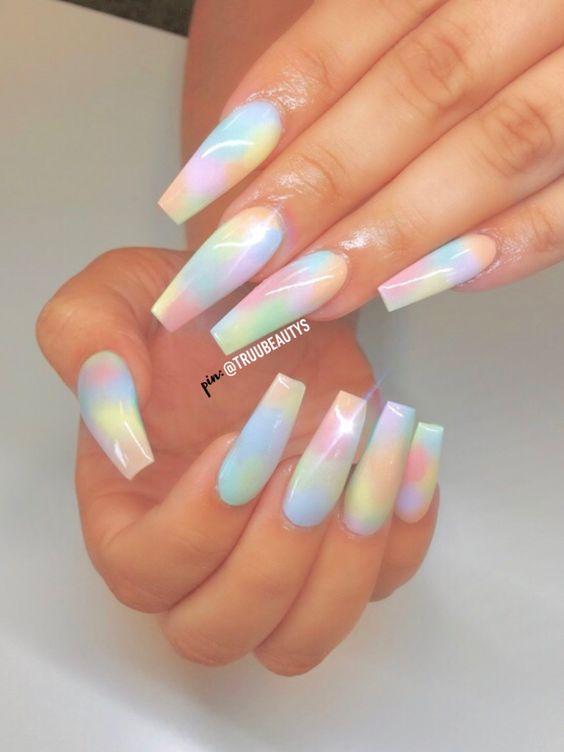 unhas tie-dye brilhantes