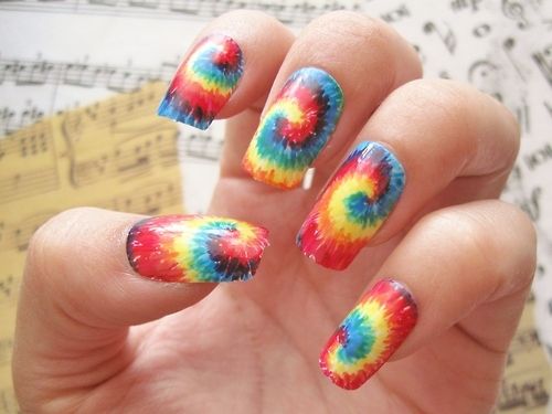 unhas com decoração coloriada tie-dye
