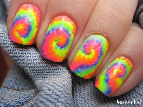 inspirações coloridas de unhas tie-dye