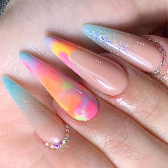 Ideia de unhas stiletto com tie-dye filha única