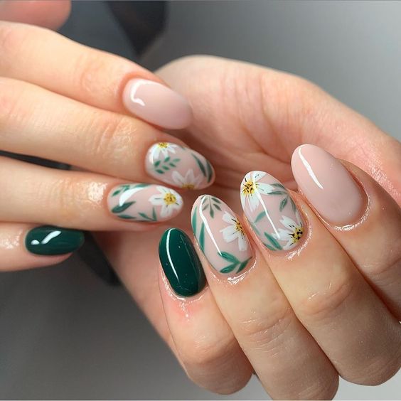 unhas verde escuro com desenhos de flores e folhas