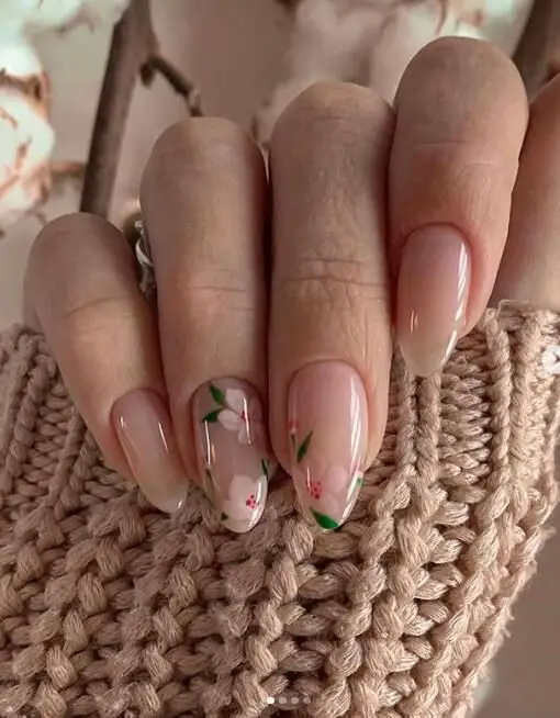 unhas naturais com pequenas flores