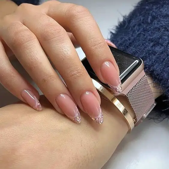 unhas amendoadas nude sofisticadas e belas