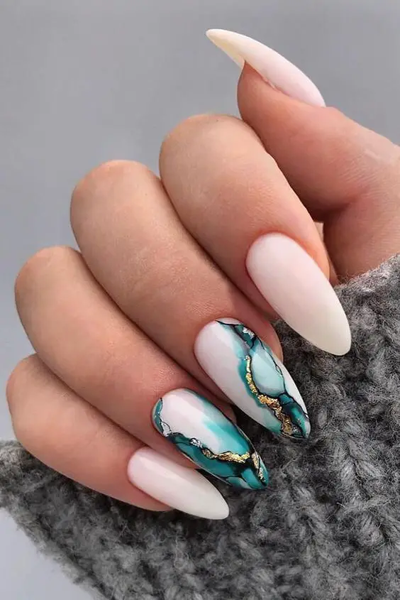 unhas amendoadas com textura marmorizada