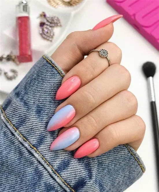 manicure amendoada com tons em degradê