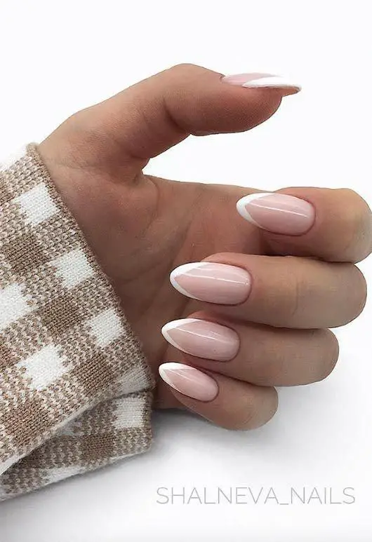 unhas amendoadas decoradas com técnica francesinha simples