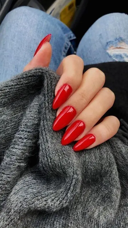 decoração em unhas que combina com o restante das roupas