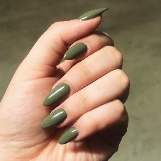 unhas amendoadas decoradas com esmalte verde militar