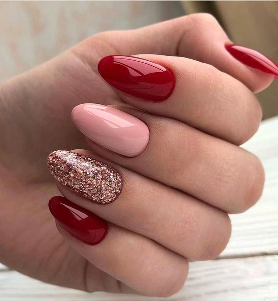 lindas unhas amendoadas com brilhos e glitter brilhante