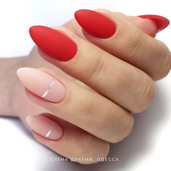 inspiração de unhas amendoadas vermelhas com detalhes prateados