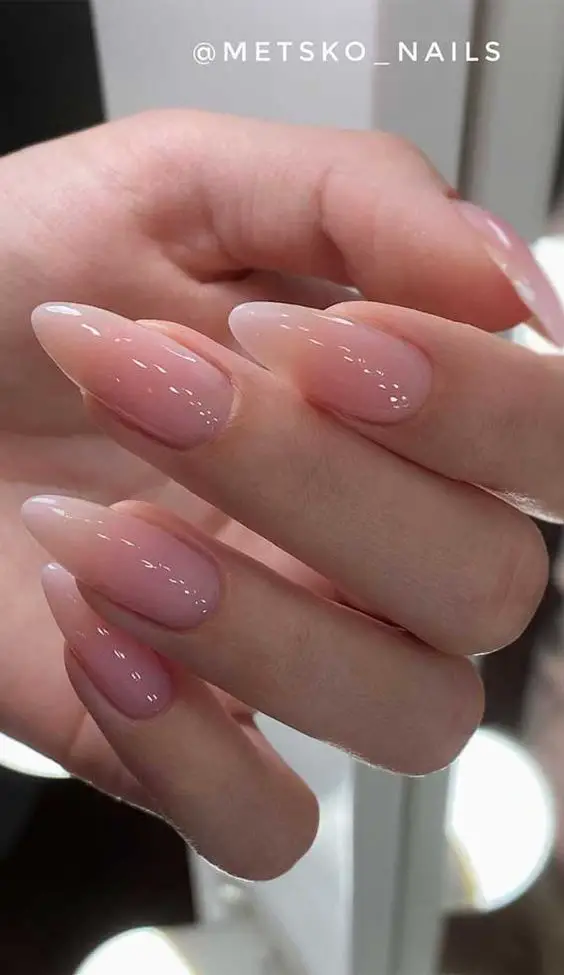 pose de mão com unhas de gel amendoadas decoradas