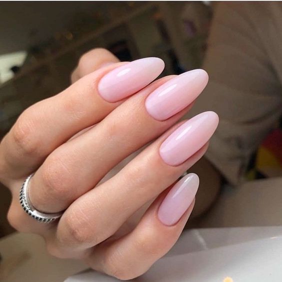 demonstração de unhas com gel coloridas naturalmente