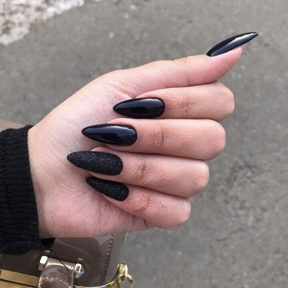 demonstração de unhas pretas brilhantes