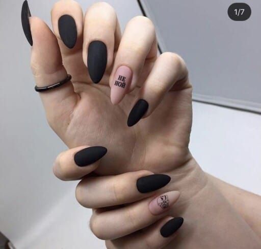 unhas preto foscas com detalhe em nude