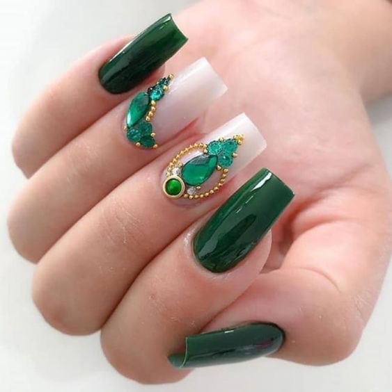 unhas bonitas com esmalte verde decoradas com pedras verdes