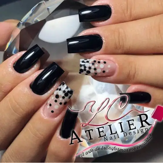 unhas decoradas pretas simples com bolinhas decorativas