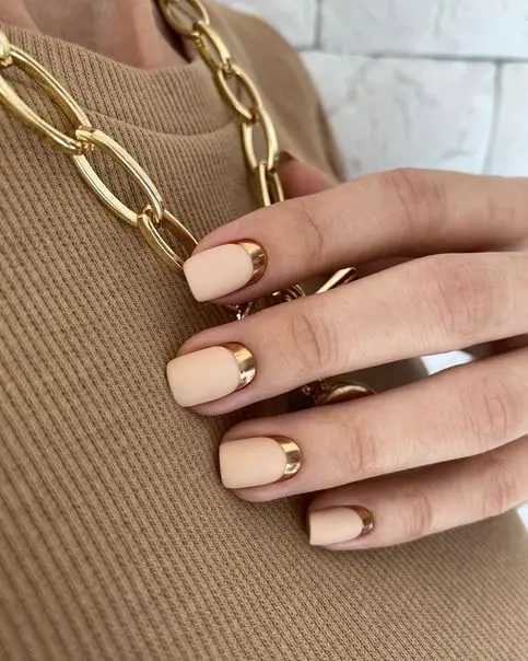 tipo de unhas simples com detalhes dourados