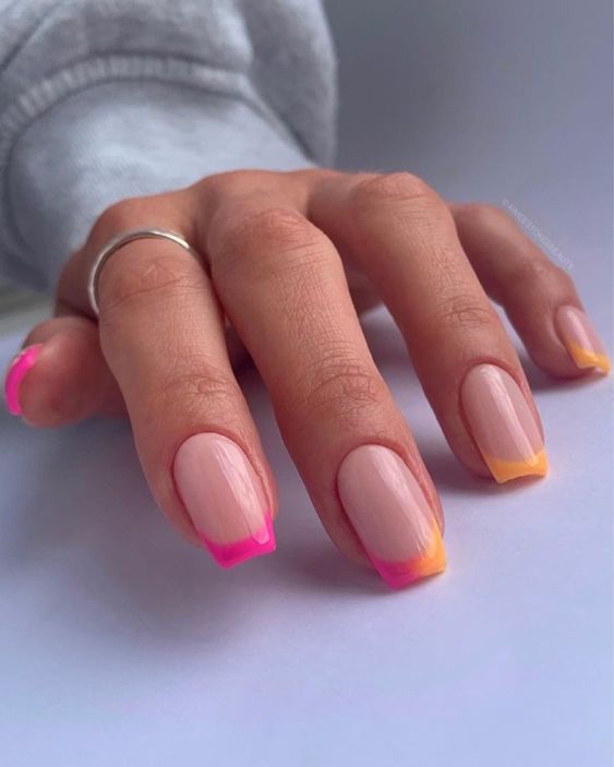 unhas com francesinha utilizando esmaltes rosa e laranja