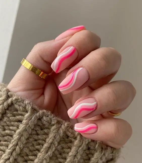 unhas decoradas com curvas rosas e brancas