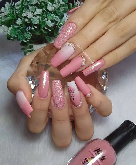 unhas decoradas sofisticadas na cor rosa e branco