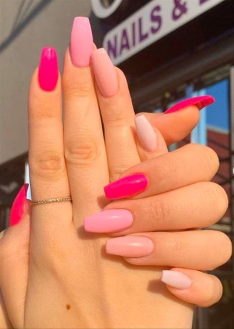 unhas 2021 coloridas com rosa pastel e rosa choque