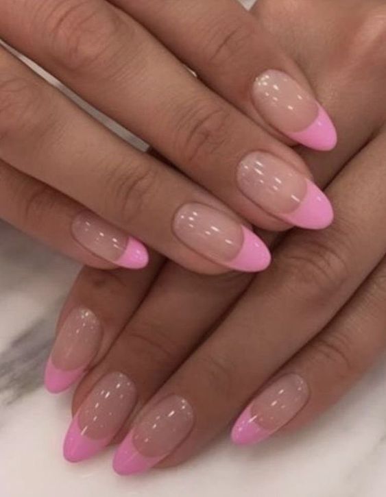 unhas com francesinha rosa em formato amendoado