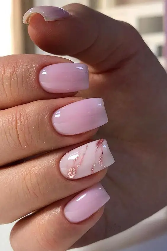 unhas cor de rosa com filha única brilhante