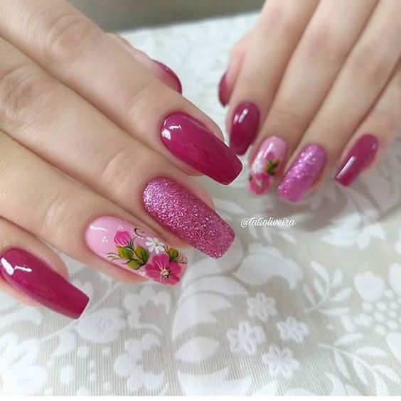 unhas decoradas para 2021 combinando adesivos de flores e esmalte brilhoso rosa