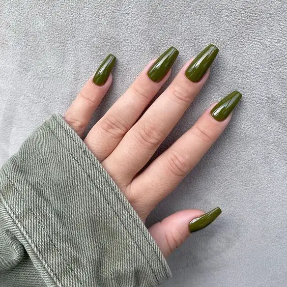 unhas pintadas com verde militar simples