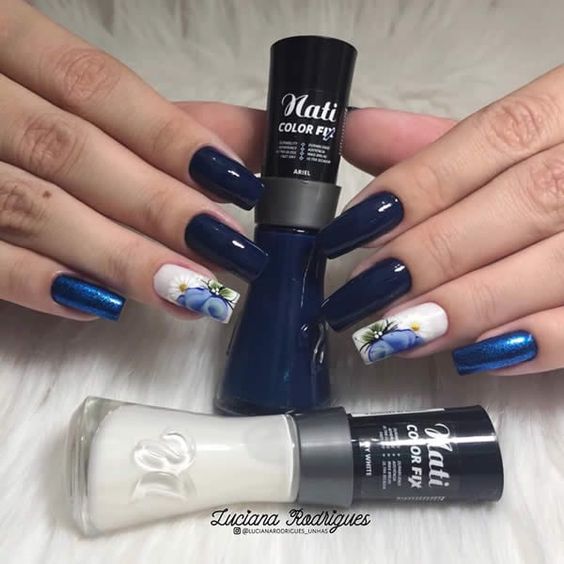 unhas decoradas 2021 para o inverno pintadas de azul