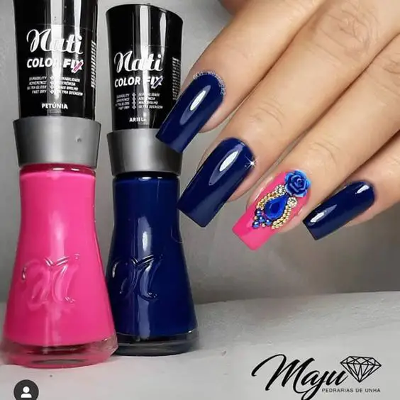 combinação de esmaltes da nati rosa e azul marinho em unhas